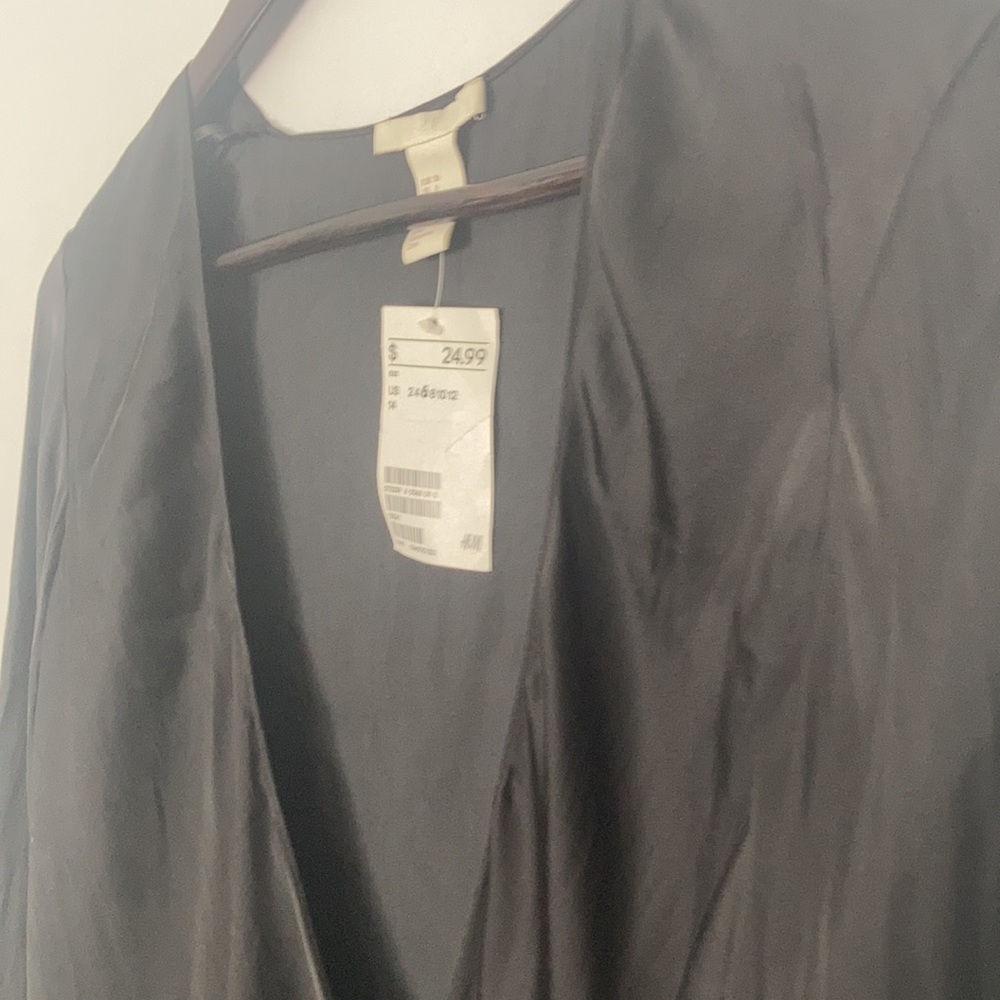 H&M top. - Picture 2 of 6